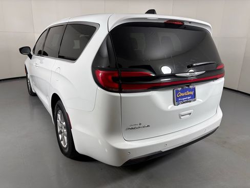 New 2026 Chrysler Pacifica Select FWD image 6