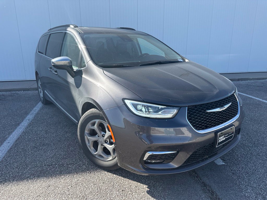 Used 2023 Chrysler Pacifica Limited w/ Uconnect Theater Family Group FWD image 10