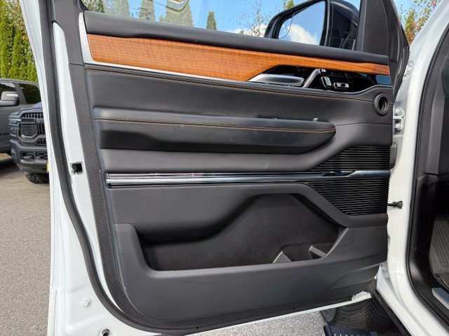 Used 2023 Jeep Grand Wagoneer L Series III w/ Rear Seat Video Group 1 AWD/4WD image 27