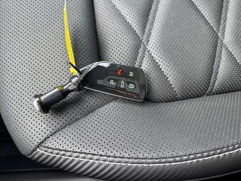 Certified 2025 Volkswagen Atlas Cross Sport SE w/ Panoramic Sunroof Package image 38