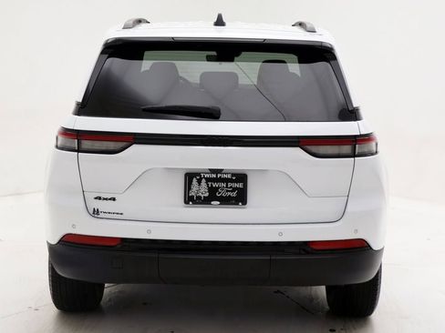 Used 2025 Jeep Grand Cherokee Altitude AWD/4WD image 7