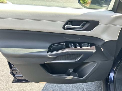 Used 2022 Nissan Pathfinder SL FWD image 24