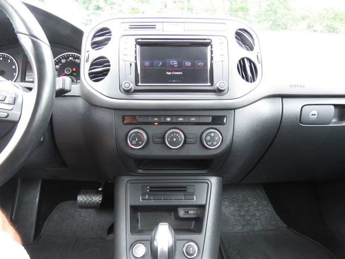 Used 2018 Volkswagen Tiguan Limited w/ Premium Package AWD/4WD image 24