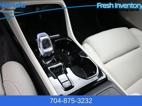 Used 2025 Volvo XC40 B5 Plus AWD/4WD image 23