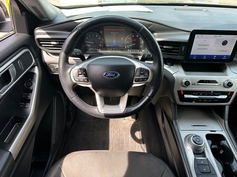 Used 2022 Ford Explorer XLT AWD/4WD image 15