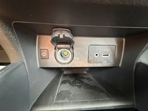 Used 2025 Nissan Versa SV FWD image 20