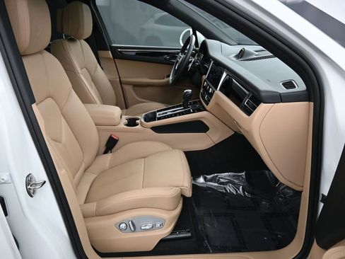 Certified 2025 Porsche Macan AWD/4WD image 30