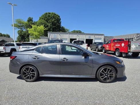 Used 2025 Nissan Sentra SR w/ SR Premium Package FWD image 2