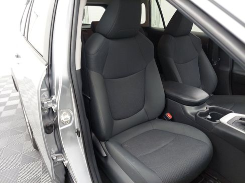 Used 2019 Toyota RAV4 LE w/ Carpet Mat Package FWD image 16