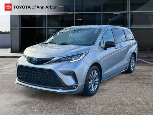 Certified 2021 Toyota Sienna XSE image 9