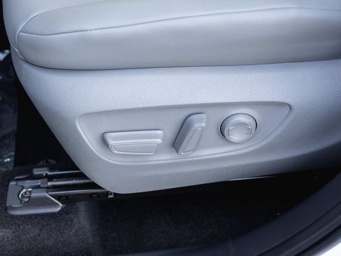 Certified 2025 Toyota Highlander XLE FWD image 12