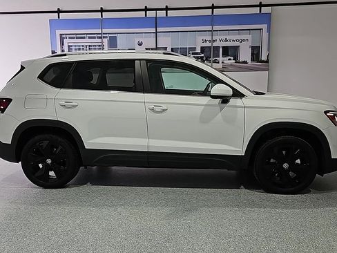 Used 2025 Volkswagen Taos SE FWD image 9