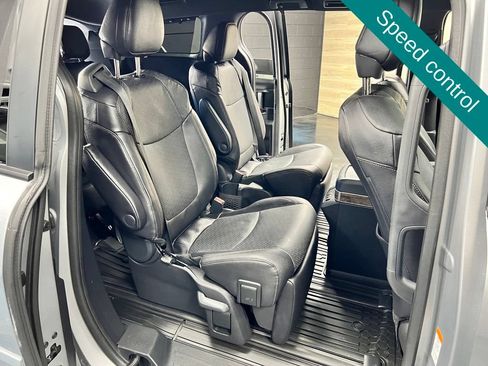 Used 2025 Toyota Sienna Platinum AWD/4WD image 11