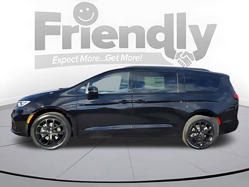 New 2026 Chrysler Pacifica Limited w/ S Appearance Package image 2
