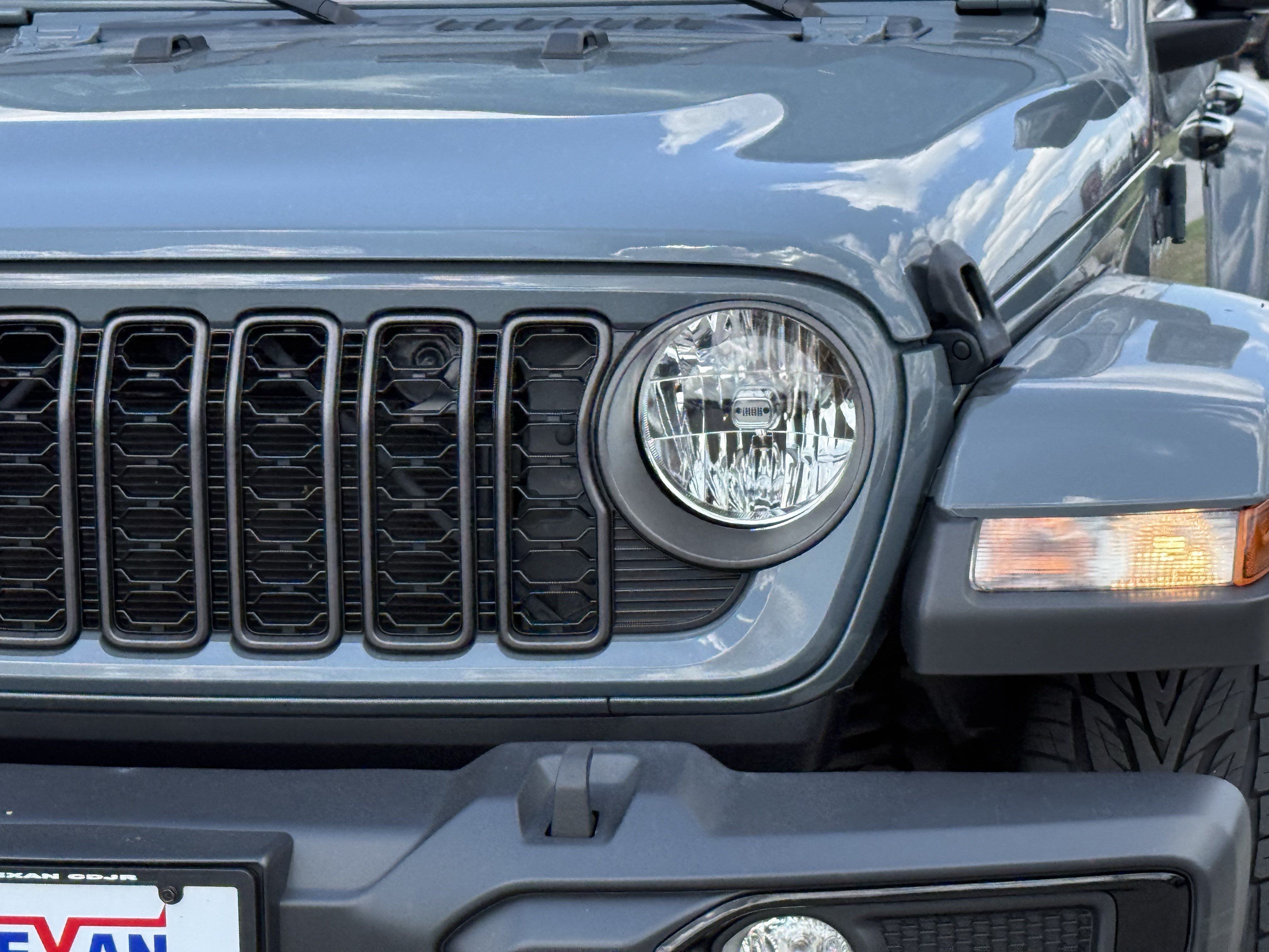 Used 2024 Jeep Gladiator Sport AWD/4WD image 11