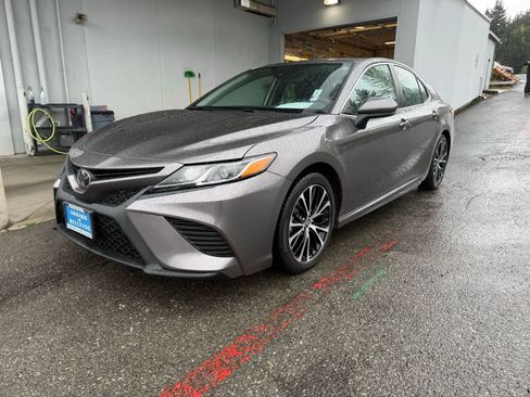 Used 2020 Toyota Camry SE image 1
