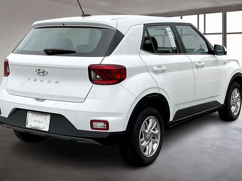 Certified 2025 Hyundai Venue SE image 6