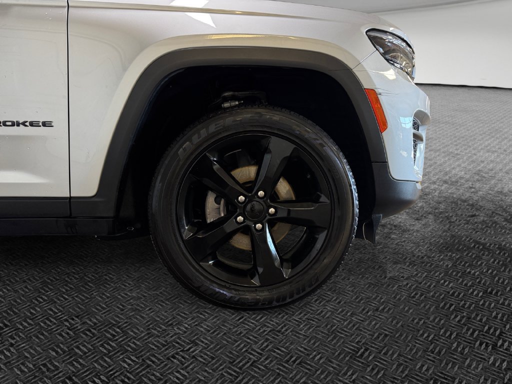 Used 2024 Jeep Grand Cherokee Altitude AWD/4WD image 11