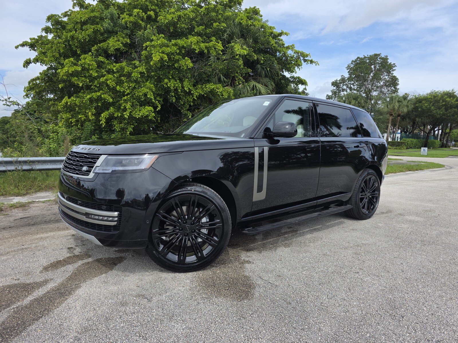 New 2026 Land Rover Range Rover Long Wheelbase SE AWD/4WD image 1