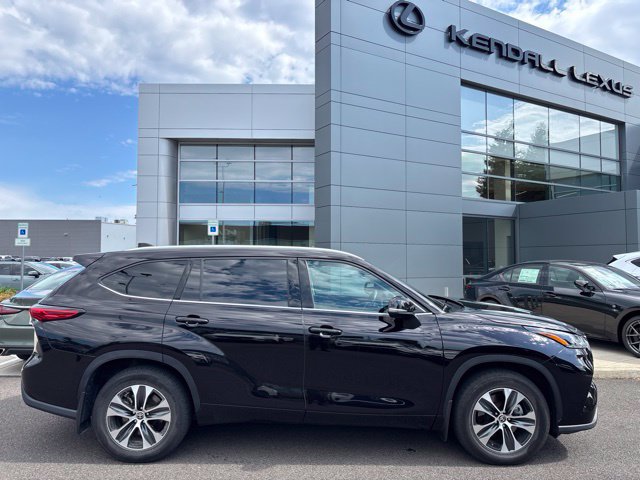 Used 2021 Toyota Highlander XLE AWD/4WD image 2