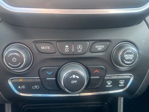 Used 2022 Jeep Cherokee Latitude AWD/4WD image 28
