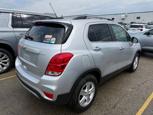 Used 2018 Chevrolet Trax LT w/ LT Convenience Package FWD image 2