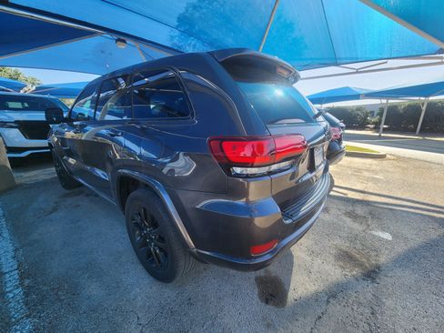Used 2019 Jeep Grand Cherokee Altitude RWD image 3