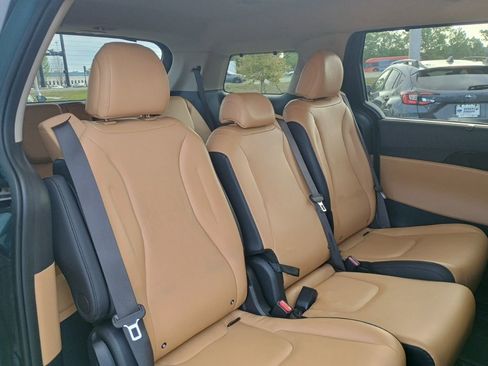 Used 2024 Kia Carnival EX FWD image 19