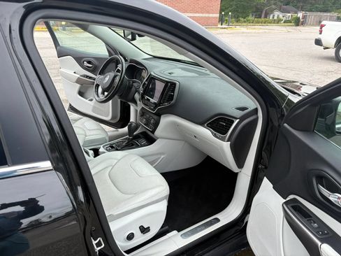 Used 2020 Jeep Cherokee Limited FWD image 5