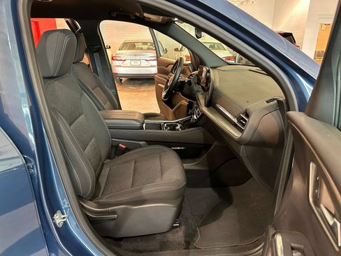 Used 2025 Chevrolet Traverse LT FWD image 39