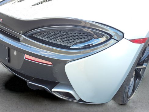 Used 2018 McLaren 570S Spider RWD image 11