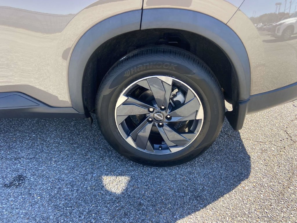 Used 2024 Nissan Rogue SV FWD image 8