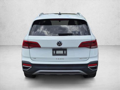 Used 2023 Volkswagen Taos SE w/ Panoramic Sunroof Package FWD image 6