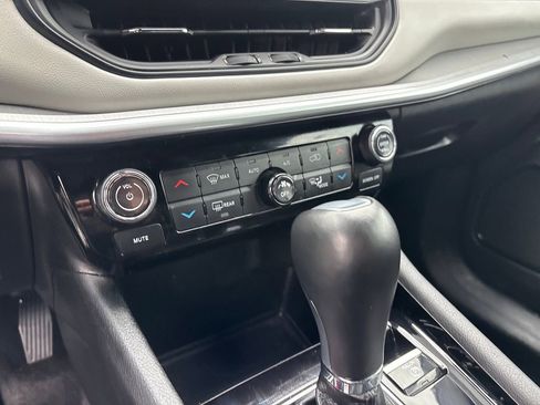Used 2025 Jeep Compass Limited AWD/4WD image 19