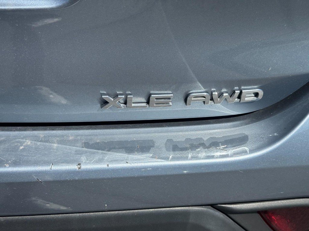 Used 2022 Toyota Highlander XLE AWD/4WD image 6