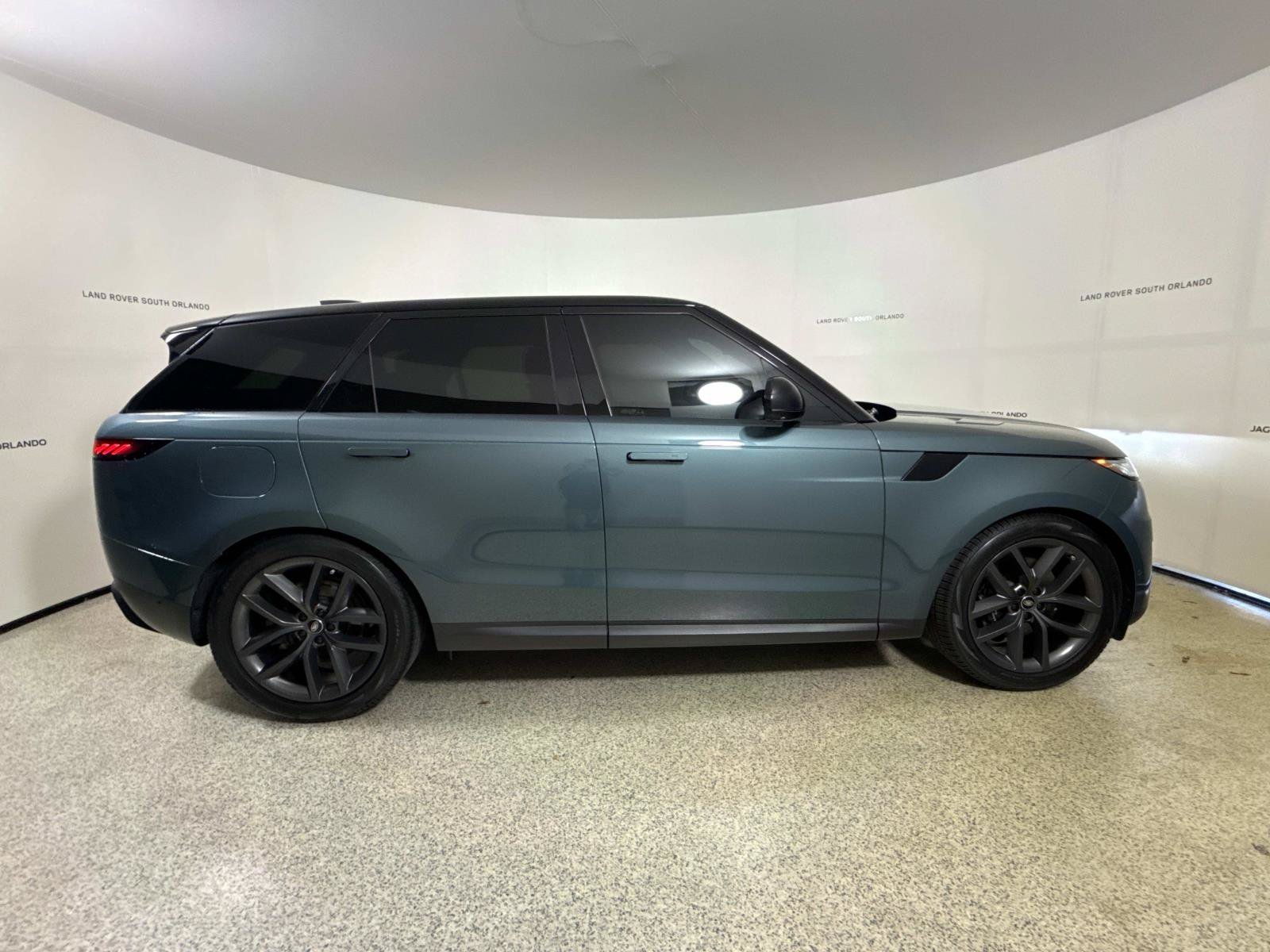 Used 2024 Land Rover Range Rover Sport SE AWD/4WD image 6