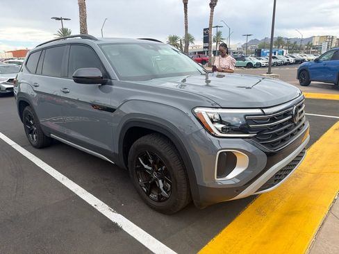 Used 2025 Volkswagen Atlas Peak Edition SE AWD/4WD image 6