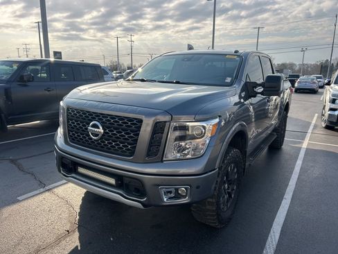 Used 2018 Nissan Titan PRO-4X w/ Pro-4x Convenience Package image 11