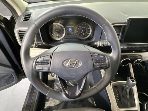 Used 2021 Hyundai Venue image 11