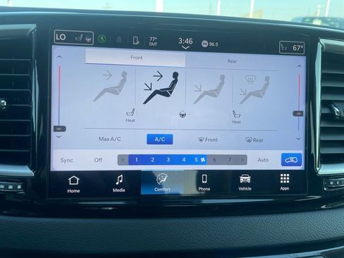 Used 2024 Chrysler Pacifica Touring-L image 18