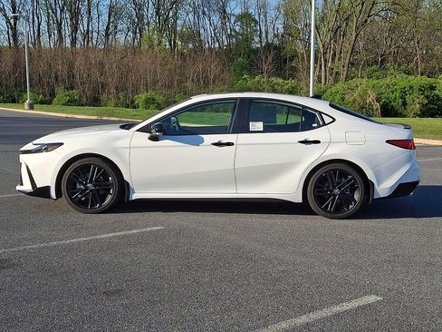 New 2026 Toyota Camry Hybrid FWD image 9