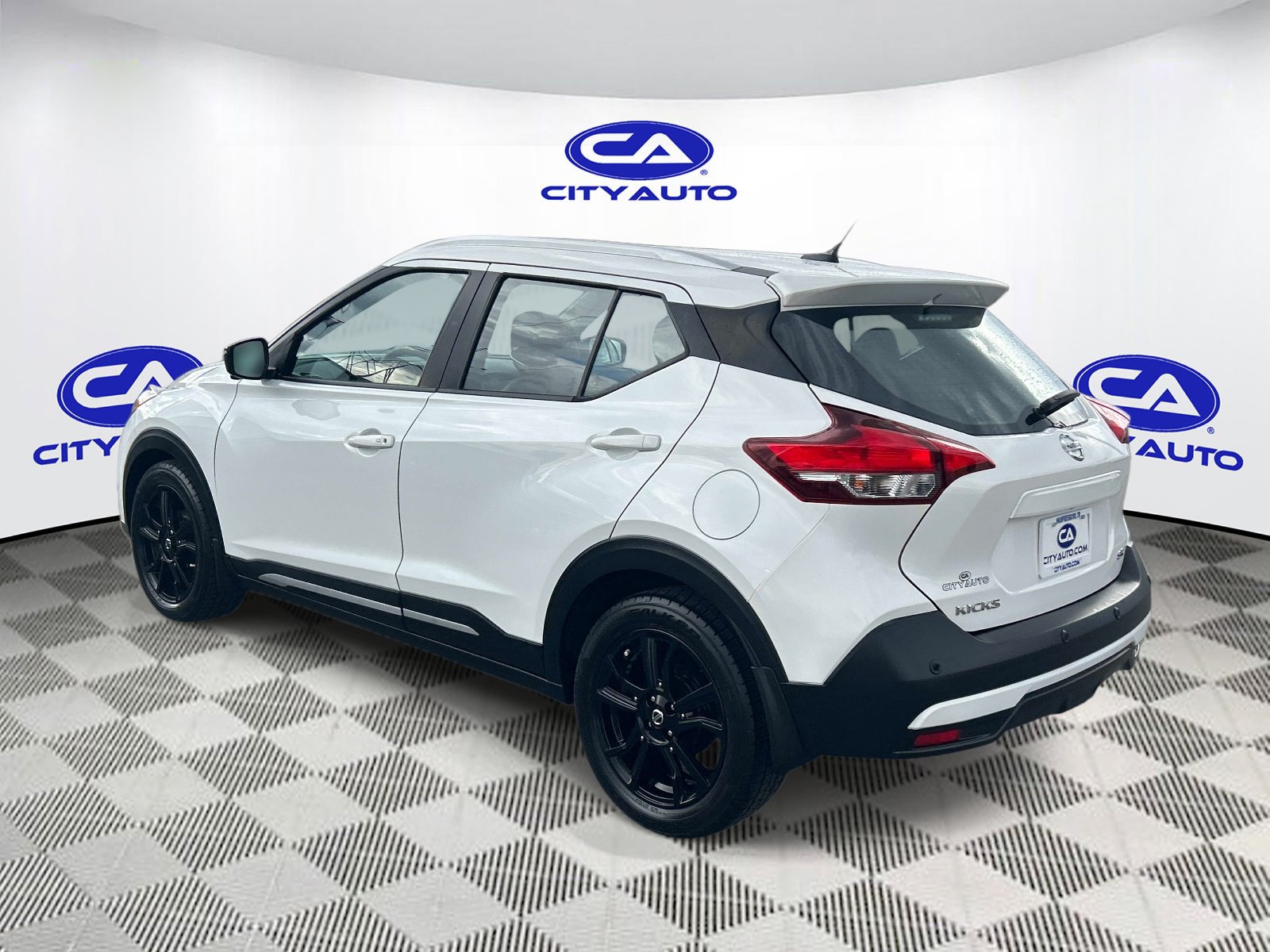 Used 2020 Nissan Kicks SR w/ SR Premium Package FWD image 5
