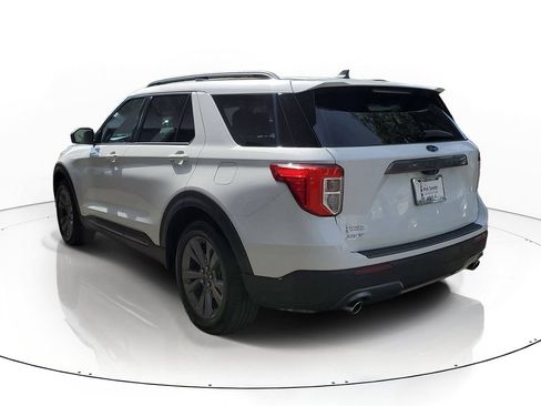 Used 2021 Ford Explorer XLT w/ Equipment Group 202A RWD image 4