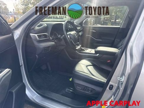 Used 2023 Toyota Highlander XLE FWD image 7
