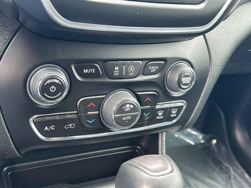 Used 2022 Jeep Cherokee Latitude Lux w/ Mopar Interior Package AWD/4WD image 14