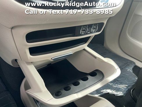 Used 2023 Chrysler Voyager LX image 17