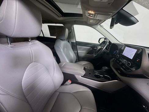 Used 2023 Toyota Highlander XLE AWD/4WD image 29