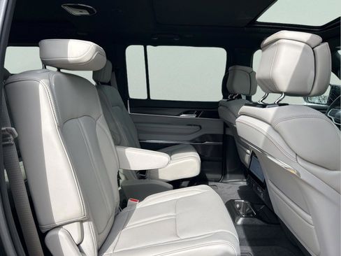 New 2026 Jeep Grand Wagoneer Summit w/ Premium Group III image 30