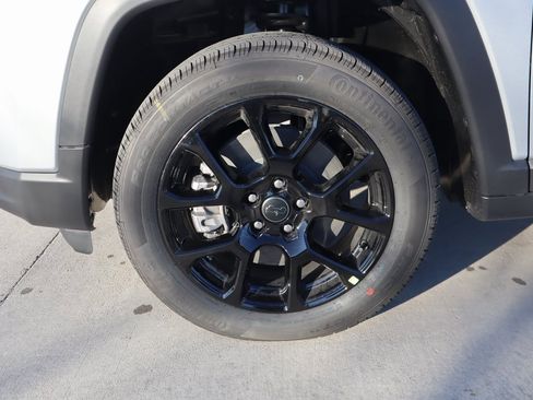 New 2026 Jeep Compass Latitude image 17