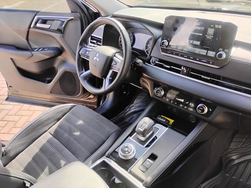 Used 2023 Mitsubishi Outlander SE image 42